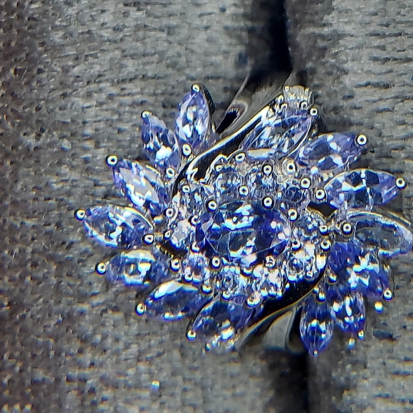2.02 ctw.TANZANITE AND DIAMOND ring - Picture 2 of 5